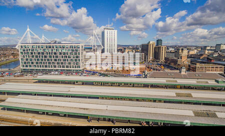Aus der Vogelperspektive über den Hauptbahnhof Cardiff, den Central Square und die Stadt dahinter Stockfoto