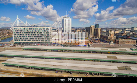 Aus der Vogelperspektive über den Hauptbahnhof Cardiff, den Central Square und die Stadt dahinter Stockfoto