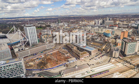 Aus der Vogelperspektive über den Hauptbahnhof Cardiff, den Central Square und die Stadt dahinter Stockfoto