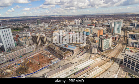 Aus der Vogelperspektive über den Hauptbahnhof Cardiff, den Central Square und die Stadt dahinter Stockfoto