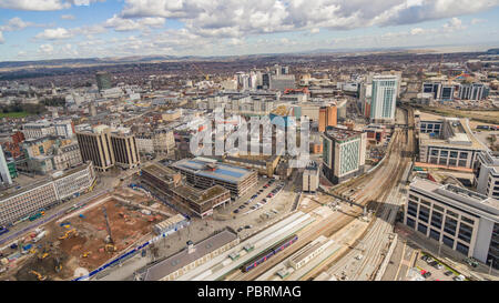 Aus der Vogelperspektive über den Hauptbahnhof Cardiff, den Central Square und die Stadt dahinter Stockfoto
