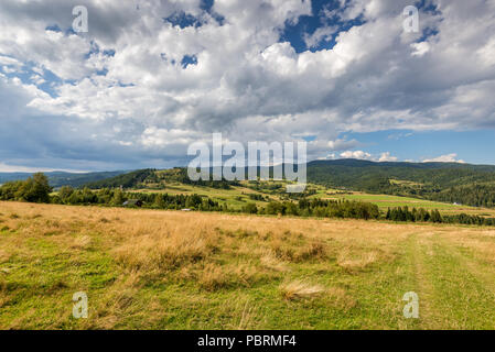 Malerische Landschaft im Sommer Tag mit erstaunlichen Wolken am Himmel. Pieniny, Polen. Stockfoto