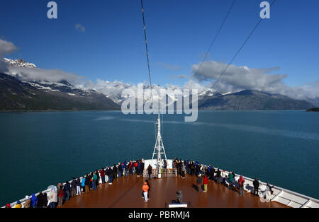 Passagiere Blick vom Bug des Holland America Line Kreuzfahrt Schiff Volendam, wie sie Kreuzfahrten Glacier Bay National Park, Alaska, USA Stockfoto