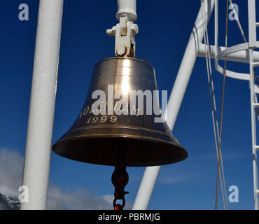 Die schiffsglocke an Bord der MS Volendam, eine Kreuzfahrt mit Holland America Line Schiff. Stockfoto