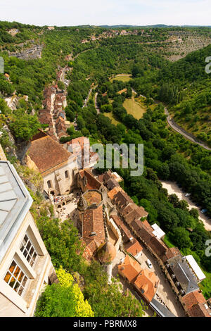 Blick auf das Dorf und das Tal von Alzou, Wallfahrtsort Rocamadour, Departement Lot, Royal, Frankreich, Europa Stockfoto