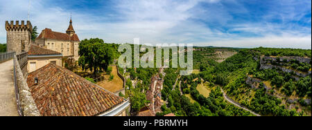 Panoramablick auf die Burg und das Tal von Alzou, Wallfahrtsort Rocamadour, Departement Lot, Royal, Frankreich, Europa Stockfoto