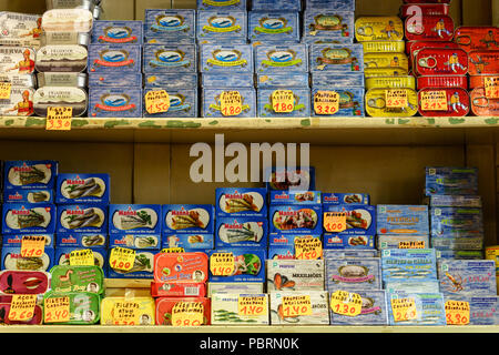 Eine farbige Darstellung verschiedener Fischkonserven Kabeljau Thunfisch Sardinen in den Regalen eines portugiesischen Store Stockfoto