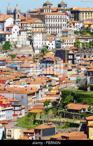 Blick über die Gebäude, Fassaden und Dächer von Porto Portugal aus der Sicht Stockfoto