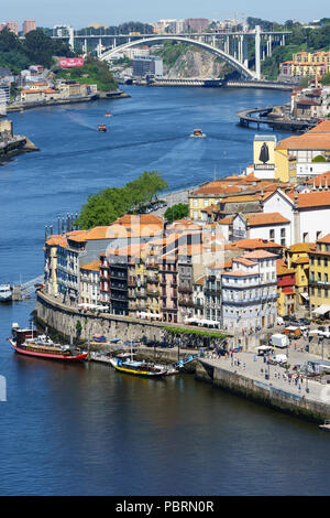 Blick entlang des Flusses Douro in Richtung Ponte d'Arrábida (Brücke Arrábida) vom Miradouro Da Serra do Pilar Standpunkt aus gesehen Stockfoto