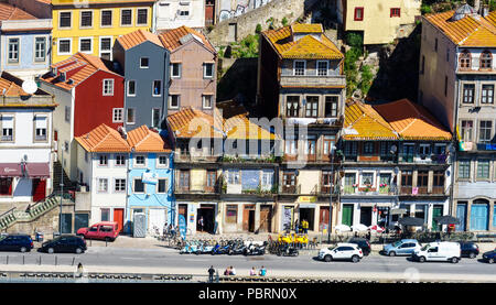 Blick auf das alte Gebäude, Fassaden und Dächer auf dem Fluss vor Avenue Gustavo Eiffel Porto Portugal hohe Sicht Stockfoto