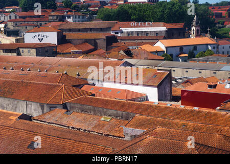 Die Dächer der Portweinkellereien in Vila Nova de Gaia, die Zeichen für die offley port Hersteller Stockfoto