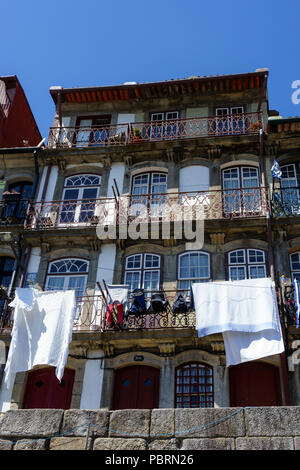 Typische alte mehrstöckigen Haus Fassade mit Metall Balkone in Porto Portugal Stockfoto