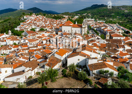 Ein Blick auf die Hill Top Sitz der Gemeinde Castelo de Vide mit der Kirche von Santa Maria da Devesa steigen über die umliegenden Gebäude Stockfoto