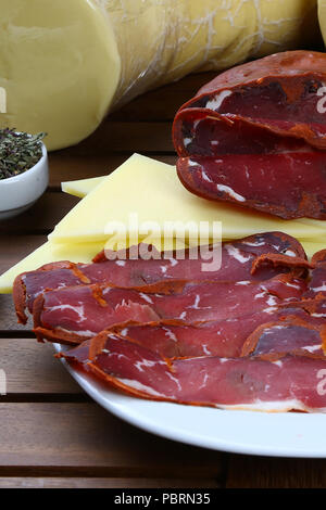 Pastirami/Pastourmás/Pastrama/Schichten getrocknetem Rindfleisch beschichtet Gewürze auf weiße Ware Stockfoto