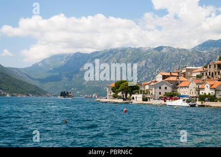 Anzeigen von Perast Stadt von der Bucht von Kotor, Perast, Montenegro, 2018 Stockfoto