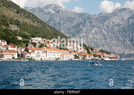 Anzeigen von Perast Stadt von der Bucht von Kotor, Perast, Montenegro, 2018 Stockfoto