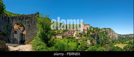 Fluss Lot und Saint-Cirq-Lapopie Ortschaft auf Santiago de Compostela Wallfahrt Straße, gekennzeichnet als Les Plus beaux villages de France Stockfoto