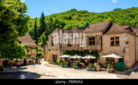 Platz von Saint-Cirq-Lapopie auf Santiago de Compostela Wallfahrt Straße, gekennzeichnet als Les Plus beaux villages de France Stockfoto