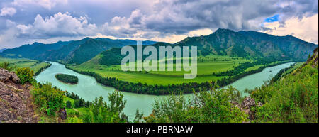 Panoramablick von Turquoise Mountain Katun fließt in das Tal in der Nähe von Che-Chkysh - schöne Sommer Landschaft bei bewölktem Wetter, Altai Gebirge, Ru Stockfoto