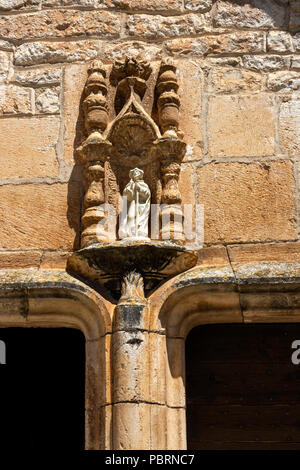 Statue von Santiago de Compostela auf der Fassade der Kirche von Saint-Cirq-Lapopie, gekennzeichnet als Les Plus beaux villages de France Stockfoto