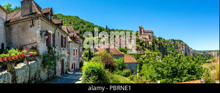 Saint-Cirq-Lapopie auf Santiago de Compostela Wallfahrt Straße, gekennzeichnet als Les Plus beaux villages de France oder die Schönsten Dörfer von Franc Stockfoto