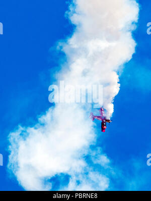 Pilotin, Pitts Special S2C Doppeldecker; Metro State Universität von Denver Kunstflug Team; Salida Fly-in & Air Show; Salida, Colorado, USA Stockfoto