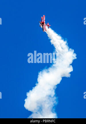 Pilotin, Pitts Special S2C Doppeldecker; Metro State Universität von Denver Kunstflug Team; Salida Fly-in & Air Show; Salida, Colorado, USA Stockfoto