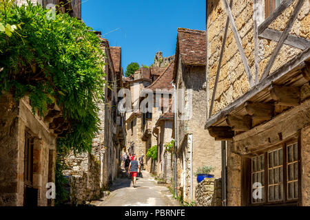 Saint-Cirq-Lapopie auf Santiago de Compostela Wallfahrt Straße, gekennzeichnet als Les Plus beaux villages de France oder die Schönsten Dörfer von Franc Stockfoto