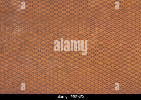 Alte, Orange, Metallplatte mit Diamond kein Schlupf Raster auf es geformt Stockfoto