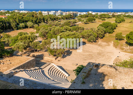 Antike Theater mit Marmor sitze und Treppen im Kreis Form. Die Akropolis von Rhodos. Die Insel Rhodos, Griechenland Stockfoto