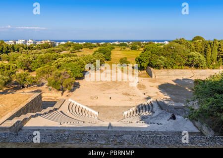 Antike Theater mit Marmor sitze und Treppen im Kreis Form. Die Akropolis von Rhodos. Die Insel Rhodos, Griechenland Stockfoto