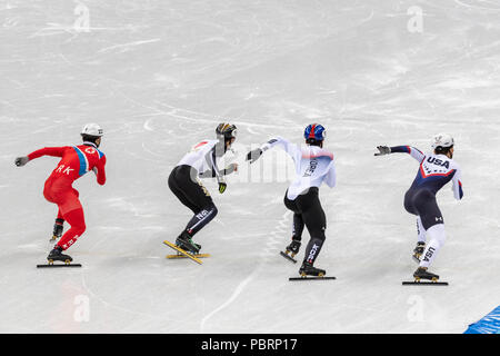 Jong Kwang Bom (PKR) Nr. 222, Keita Watanabe (JPN) Nr. 19, Hwang Daeheon (KOR) Nr. 19 und Thomas Hong (USA) #87 zu Beginn des Short Track Männer 500 m Wärme Stockfoto