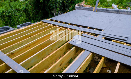 Eine neue Holz-, Holz Deck gebaut wird abgeschlossen auf der Terrasse gesehen werden kann. Stockfoto