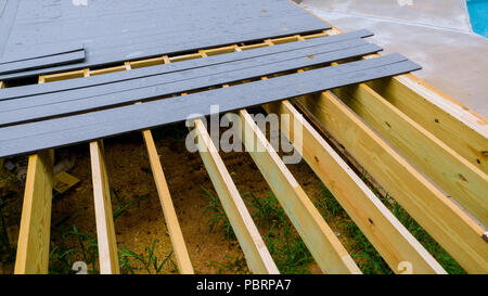 Gebäude mit Hinterhof deck mit Composite deck Boards installieren Holzdeck Terrasse Stockfoto