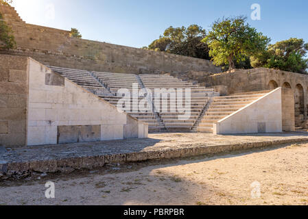 Antike Theater mit Marmor sitze und Treppen im Kreis Form. Die Akropolis von Rhodos. Die Insel Rhodos, Griechenland Stockfoto