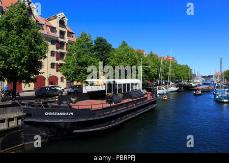 Kleine Boote mit Touristen Kreuzfahrt entlang der Kanäle in Christianshavn in Kopenhagen, Dänemark. Stockfoto