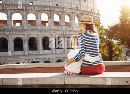 Hinter der Mutter und Kind Touristen vor dem Kolosseum gesehen umfasst Stockfoto