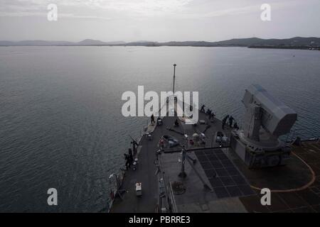 180728-N-GX 781-0002 MARINESTATION Guantánamo Bay, Kuba (28. Juli 2018) Die Whidbey Island-Class Dock Landung Schiff USS Gunston Hall (LSD 44) Naval Station Guantanamo Bay auf Kuba für einen geplanten Hafen besuchen kommt. Das Schiff ist auf die Bereitstellung unterstützen, Südsee, das ist eine jährliche gemeinsame Bereitstellung in der US Southern Command Verantwortungsbereich, wo eine Aufgabengruppe bereitstellen werden eine Vielzahl von Übungen und multinationalen Austausch durchzuführen, die Interoperabilität zu verbessern, die regionale Stabilität zu erhöhen, und bauen und regionale Beziehungen mit allen Ländern der Region thro beibehalten Stockfoto