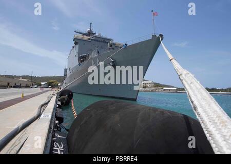 180728-N-GX 781-0026 MARINESTATION Guantánamo Bay, Kuba (28. Juli 2018) Die Whidbey Island-Class Dock Landung Schiff USS Gunston Hall (LSD 44) ist in der Marinestation Guantánamo Bay, Kuba günstig für einen geplanten Hafen besuchen. Das Schiff ist auf die Bereitstellung unterstützen, Südsee, das ist eine jährliche gemeinsame Bereitstellung in der US Southern Command Verantwortungsbereich, wo eine Aufgabengruppe bereitstellen werden eine Vielzahl von Übungen und multinationalen Austausch durchzuführen, die Interoperabilität zu verbessern, die regionale Stabilität zu erhöhen, und bauen und regionale Beziehungen mit den Ländern in der Region zu halten. Stockfoto