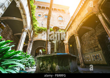 BARCELONA, SPANIEN - 26 April 2018: Innenhof und Brunnen des Casa de l Ardiaca Archdeacon's House in der Nacht im Gotischen Viertel Barri Gotic Stockfoto