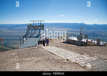 An der Spitze des Rendezvous Mountain, in der Teton Village, Jackson Hole, Wyoming, USA. Die Straßenbahn, in der auf der linken Seite wird zwischen läuft, so dass die Plat Stockfoto