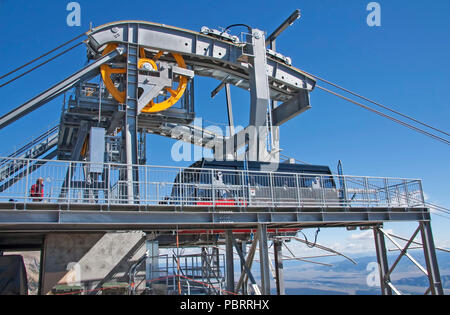 An der Spitze des Rendezvous Mountain, in der Teton Village, Jackson Hole, Wyoming, USA. Ein einsamer Mann steht in der Straßenbahn Plattform, diminutive in compariso Stockfoto