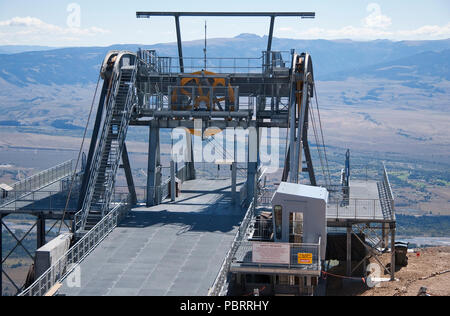 An der Spitze des Rendezvous Mountain, in der Teton Village, Jackson Hole, Wyoming, USA. Die Straßenbahn ist zwischen läuft, so dass die Plattform unter dem gigantischen "t Stockfoto