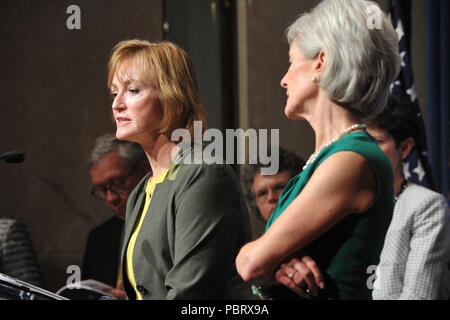 Der Administrator für die Zentren für Medicare and Medicaid Services HiFi-Mini-Erläuterungen an der HHS 2014 Budget Pressekonferenz, 10. April 2013 (Bild 2). Stockfoto