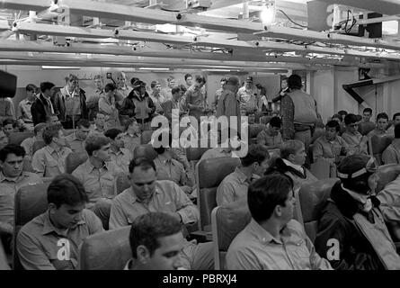 Akteure bereit, während die Winde des Krieges TV-Serien Dreharbeiten an Bord der USS Peleliu (LHA-5) 1981. Besuch der Beobachter und der Besatzungsmitglieder aus der Amphibisches Schiff USS Peleliu (LHA 5) eine Besprechung der Übung statt, die Marine Bereitschaft zum 40. Jahrestag des Angriffs auf Pearl Harbor demonstrieren zu diskutieren. Stockfoto