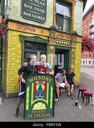 Neue lackiert pub Schild kommt an Peveril des Peak, 127 Great Bridgewater Street, Manchester, England, Großbritannien, M1 5JQ Stockfoto