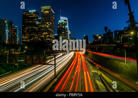 Eine lange Belichtung Foto des Ausstreichens Autoscheinwerfer unterwegs auf den 110 Freeway. Stockfoto