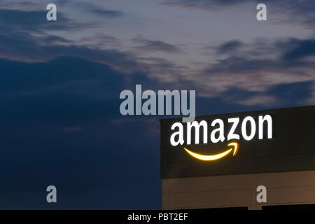 Beleuchtete Schilder an der Amazon Fulfillment Center in Warrington, Großbritannien. Stockfoto