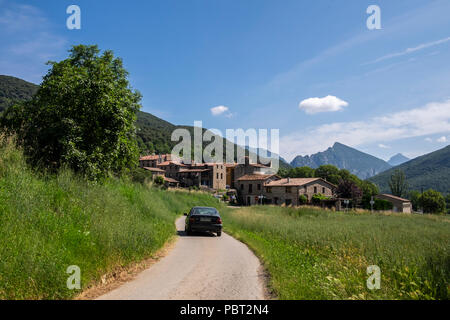 Land Straße zum Dorf Oix Pyreenees in Katalonien, Spanien Stockfoto