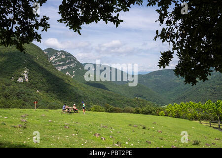Wandern auf einem Berg in der Nähe von pineda Gudar in den katalanischen Pyrenäen, Spanien Stockfoto